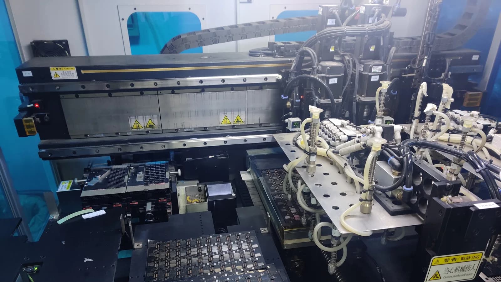 داخل یک کارخانه الکترونیک در شنژن چین
