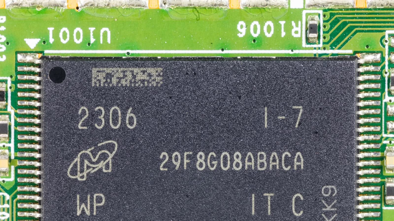 تراشه حافظه NAND ساخت Micron Technology روی برد الکترونیکی