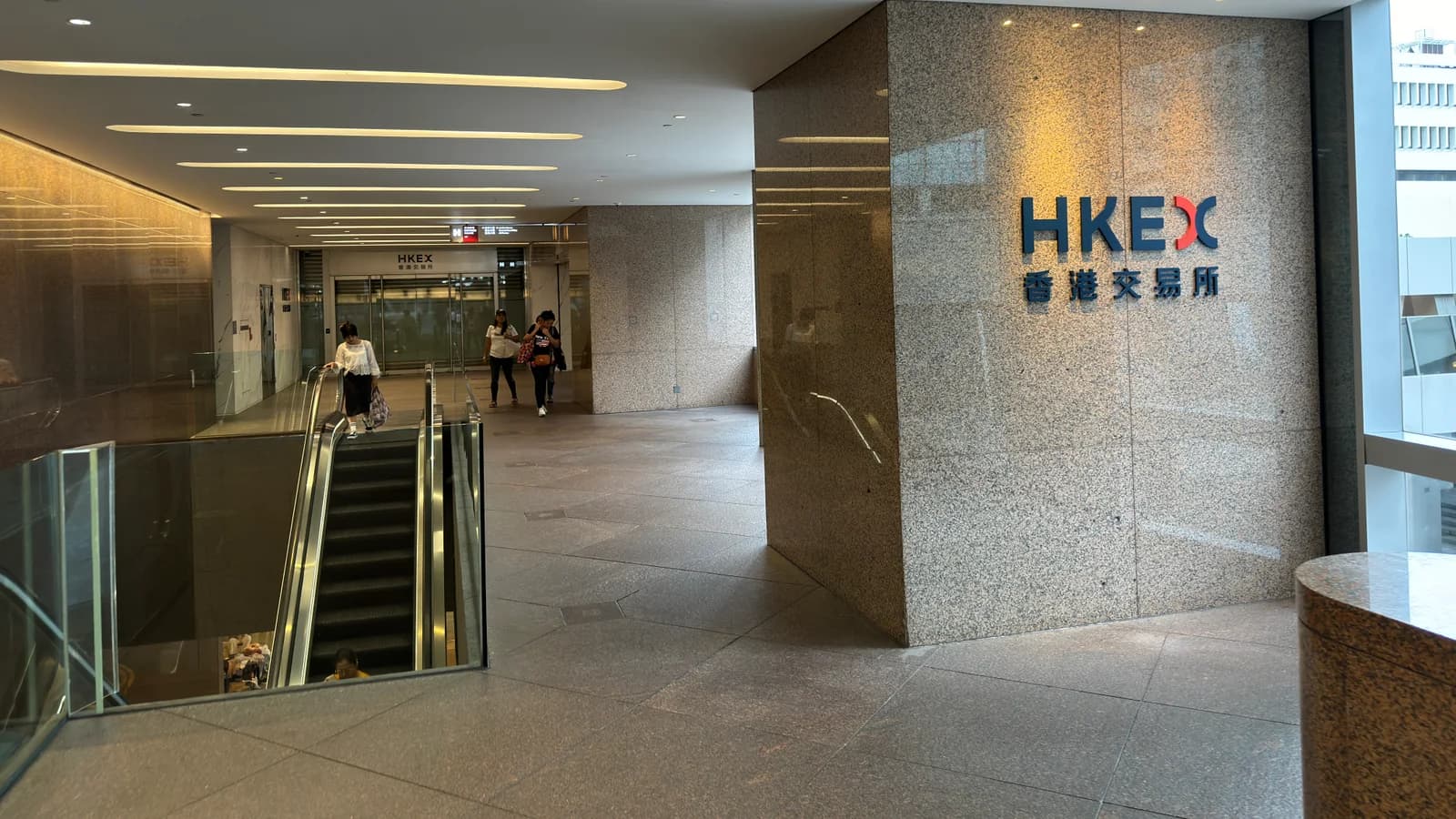 نمای ساختمان Hong Kong Exchanges and Clearing در منطقه مرکزی هنگکنگ