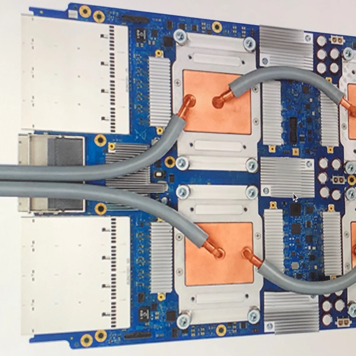 تصویر واقعی برد سخت‌افزاری Tensor Processing Unit نسل ۳ با ماژول‌های پردازشی و خنک‌کننده