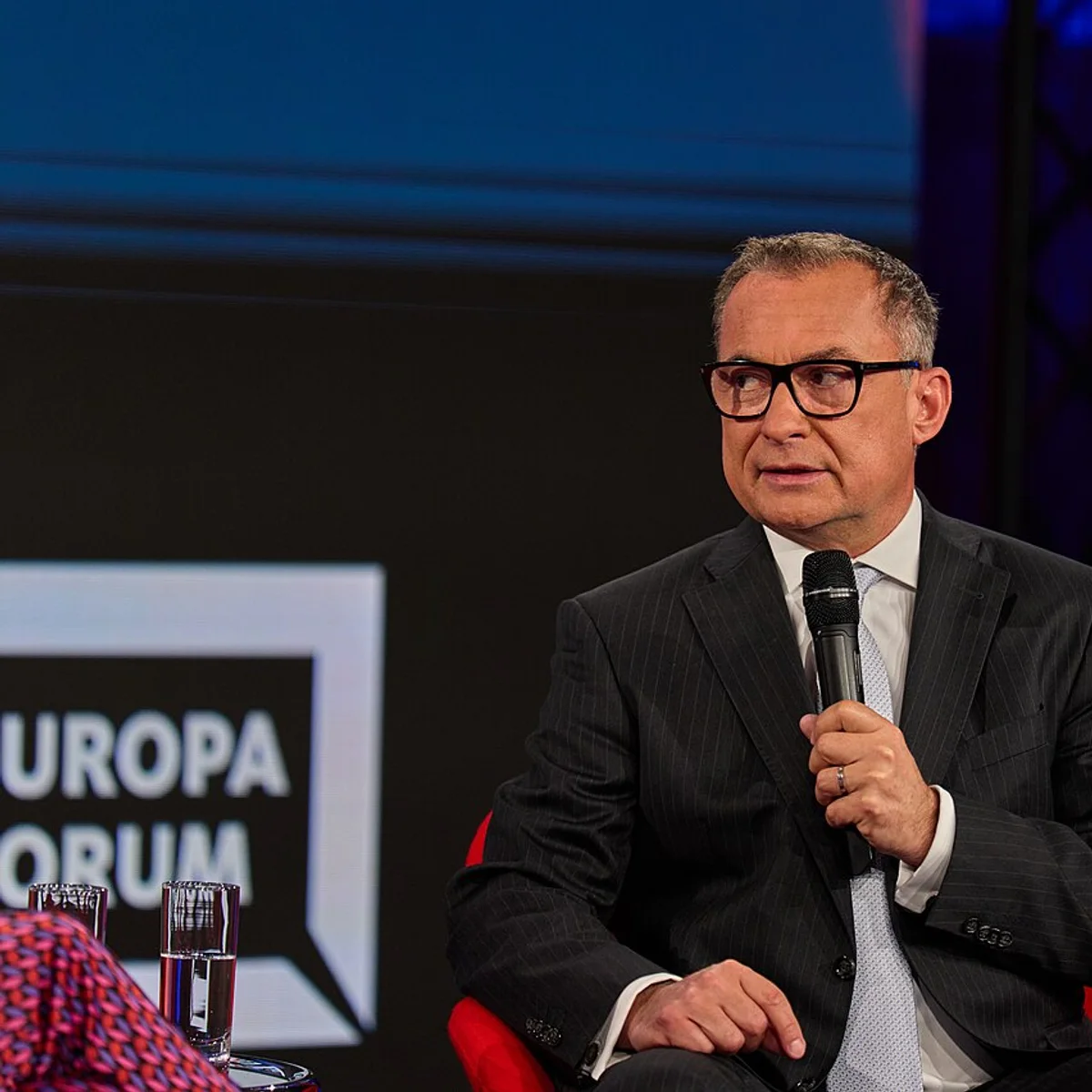 یوآخیم ناگل رئیس بوندس‌بانک در حال سخن گفتن در نشست Europaforum در برلین