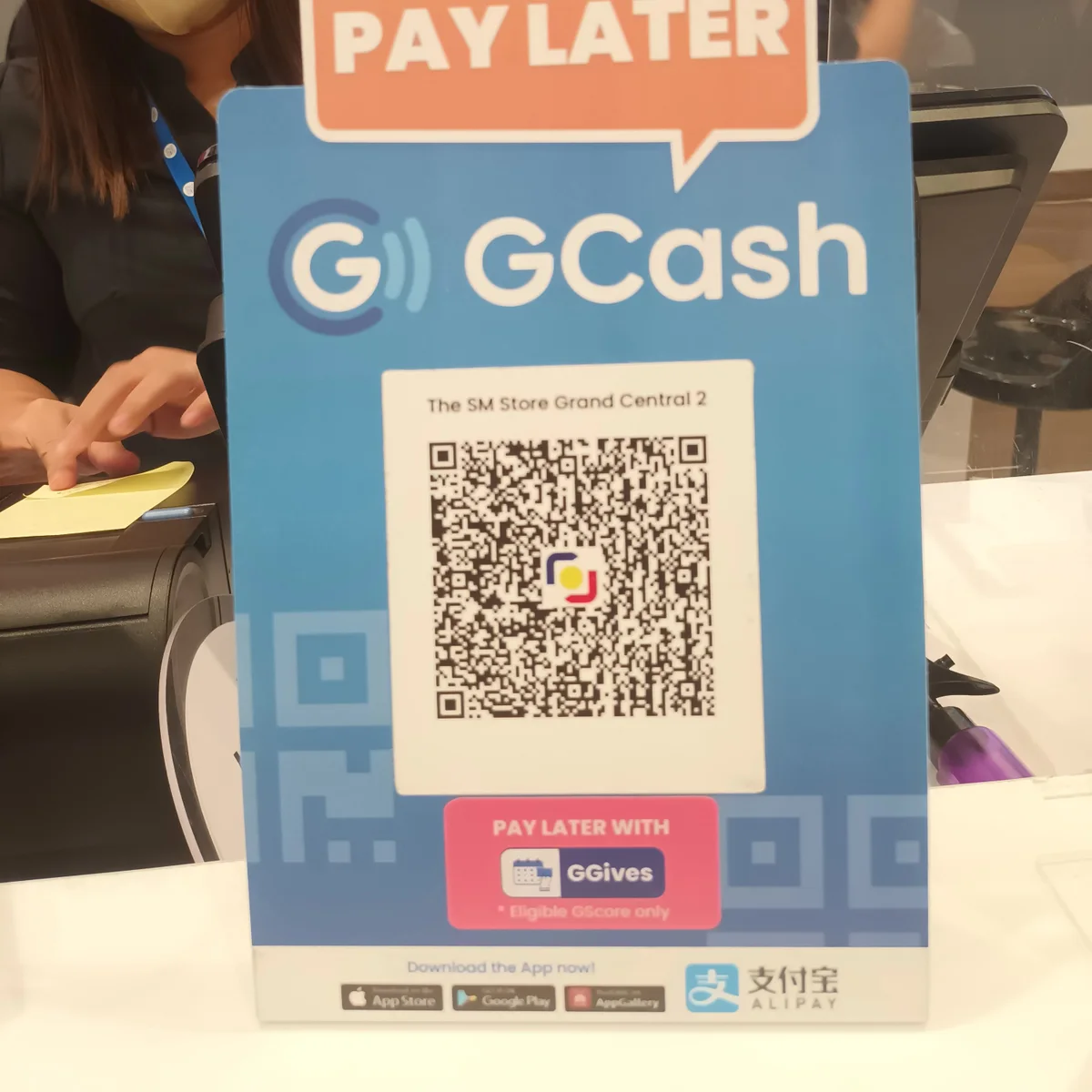 تابلوی واقعی پرداخت GCash با کد QR در یک مرکز خرید در کالوکان فیلیپین